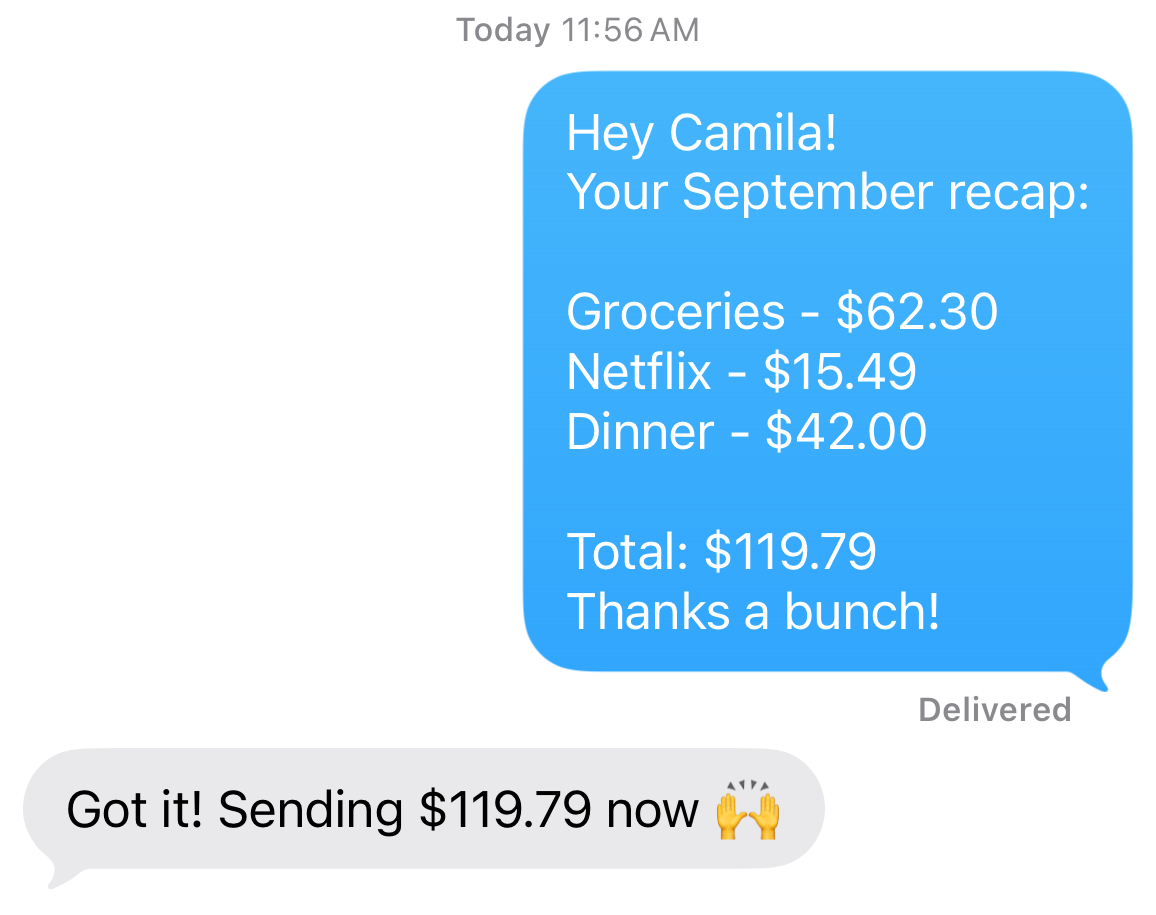 Conversación de ejemplo en inglés en Mensajes de iPhone. Un único mensaje azul resume los cargos de Camila en septiembre: Groceries $62.30, Netflix $15.49 y Dinner $42.00. Total: $119.79. Ella confirma que lo recibió y que está enviando los $119.79 ahora 🙌.